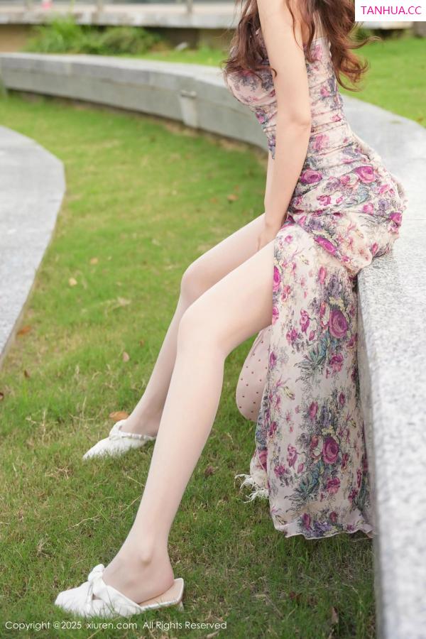   [XiuRen]高清写真图 2025.04.09 No.10128 拍黄瓜girl 碎花连衣短第27张图片